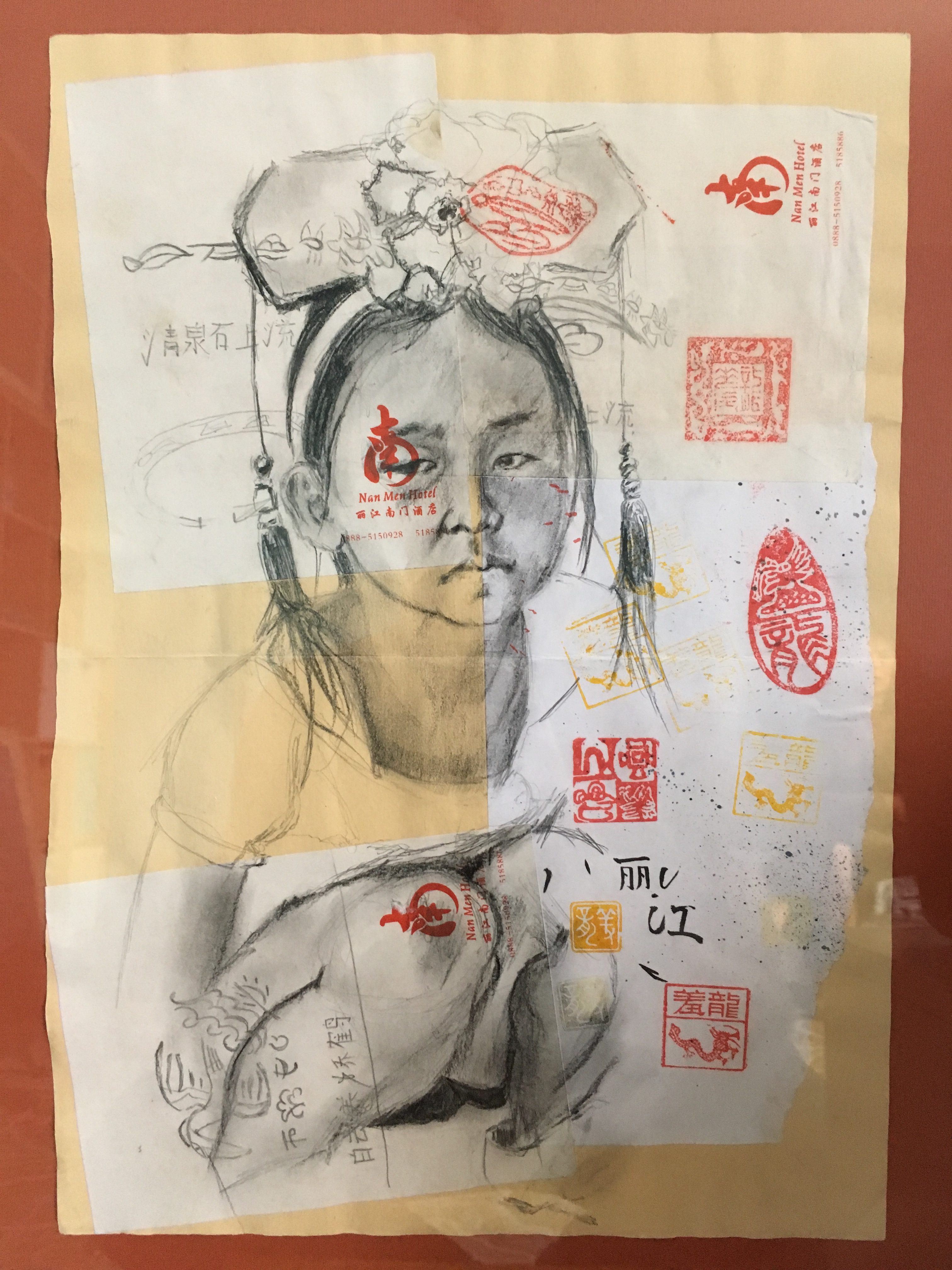 Bambina con copricapo Manciù a Gugong (Città proibita). Grafite e carboncino su patchwork e sigilli. Cm. 30 x 40 circa.