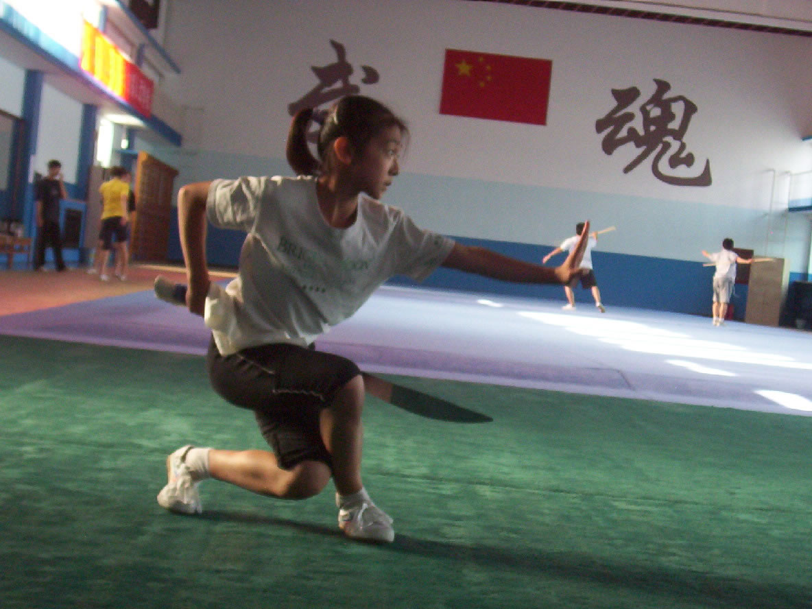Giovanissima atleta in allenamento alla scuola sportiva di Shi Cha Hai, Beijing -estate del 2005