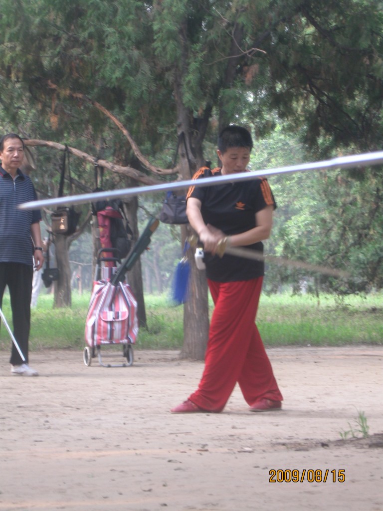 Beijing, Tiantan Gongyuan: jiejie jiao Wudang Taiji Jian